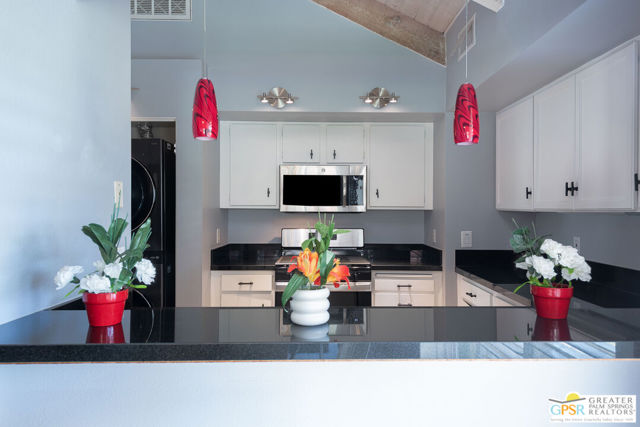 422 Forest Hills Drive, Rancho Mirage CA: https://media.crmls.org/mediaz/ceeb2dda-4103-43b4-967e-faec0fbd08c8.jpg