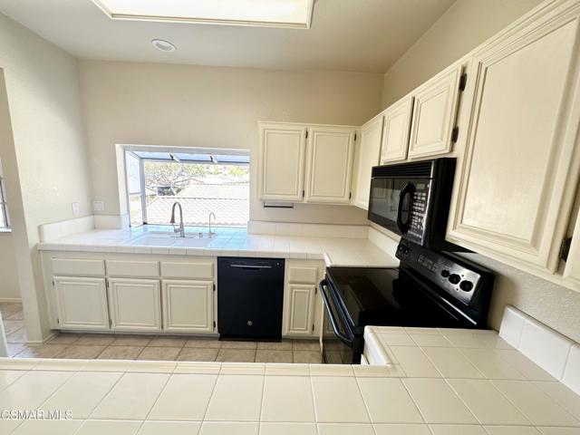 672 Indian Oak Lane, Oak Park CA: https://media.crmls.org/mediaz/ceebe151-e80a-42a4-9e98-f4c149e5b42c.jpg