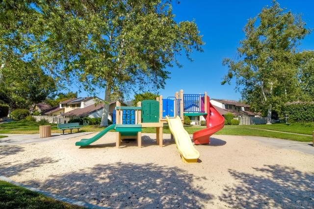 242 Eveningside Gln, Escondido CA: https://media.crmls.org/mediaz/ceed0a61-f394-469c-95a5-5cdf1ab8a53d.jpg