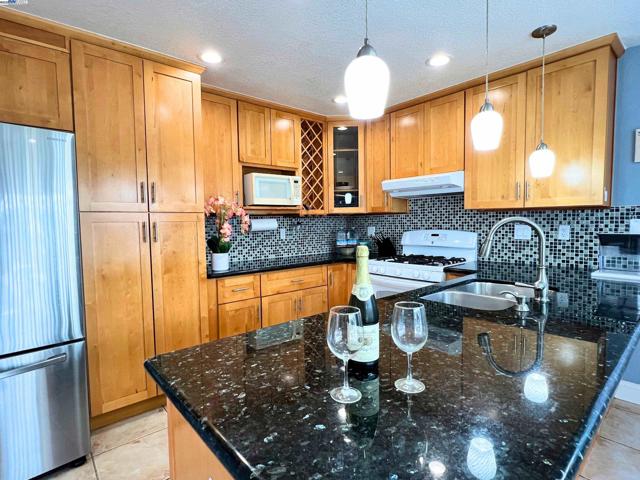 85 Phillips Ct, Tracy CA: https://media.crmls.org/mediaz/ceede622-65bc-4e28-acc6-1af7d2faad47.jpg