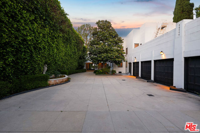191 S Hudson Avenue, Los Angeles CA: https://media.crmls.org/mediaz/ceeec05c-73d3-41cd-b678-67fffa14c0d8.jpg