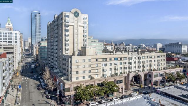 988 Franklin St, Oakland CA: https://media.crmls.org/mediaz/ceeec99a-e591-4452-a2bb-03eef4fefde6.jpg