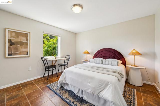 917 Avis Dr, El Cerrito CA: https://media.crmls.org/mediaz/ceeef322-d6b4-41cb-a246-bf384ff5b452.jpg