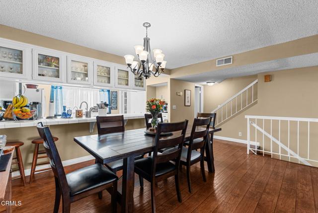 Detail Gallery Image 4 of 34 For 18360 Collins St #L,  Tarzana,  CA 91356 - 2 Beds | 2/1 Baths