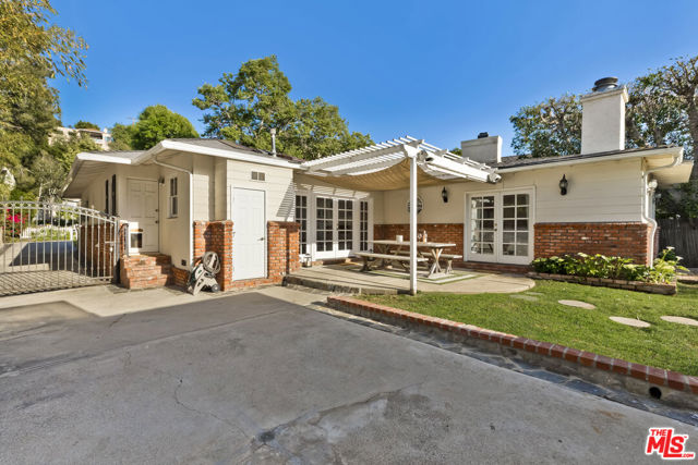 4219 Saugus Avenue, Sherman Oaks CA: https://media.crmls.org/mediaz/ceefc70a-3bb6-41b9-86f1-537e7466cc6c.jpg
