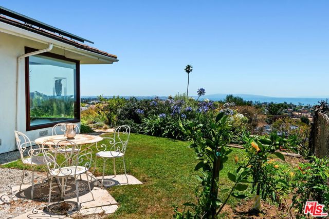 1166 LAS PULGAS Place, Pacific Palisades CA: https://media.crmls.org/mediaz/cef11fce-fef8-4202-a100-a7fc1122268c.jpg