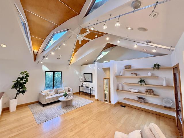 3566 Albatross St, San Diego CA: https://media.crmls.org/mediaz/cef193b1-3e01-4c13-a4f6-56ebc32b0eca.jpg