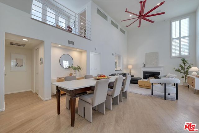 833 17th Street, Santa Monica CA: https://media.crmls.org/mediaz/cef3417c-6b19-47c7-adc8-588b9c2aa049.jpg
