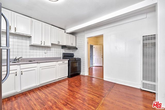 1147 S Mariposa Avenue, Los Angeles CA: https://media.crmls.org/mediaz/cef3b457-a0a0-4944-bedd-3e9c993bd313.jpg