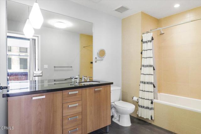 460 S Spring Street, Los Angeles CA: https://media.crmls.org/mediaz/cef3d186-729c-4755-a874-76146d99673b.jpg