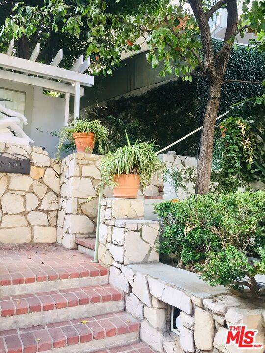 1323 N OLIVE Drive, West Hollywood CA: https://media.crmls.org/mediaz/cef56f79-cfe6-4253-9be9-0ea8aad1f284.jpg