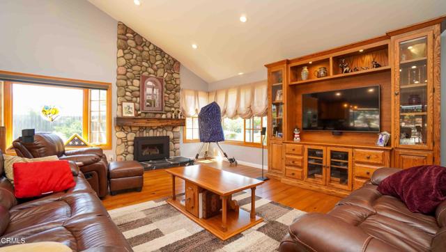 1542 Uppingham Drive, Thousand Oaks CA: https://media.crmls.org/mediaz/cef7101e-e92e-46ce-a0d5-6be48a930cf3.jpg
