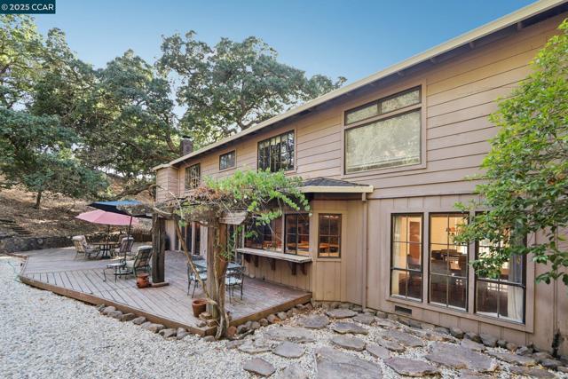 58 Saint Andrews Ln, Alamo CA: https://media.crmls.org/mediaz/cef82cd9-38a7-4e7d-8208-a43c89414459.jpg