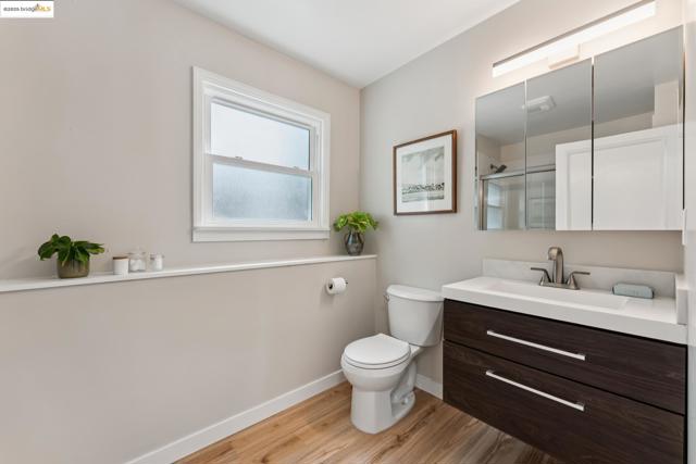1057 Arlington Blvd, El Cerrito CA: https://media.crmls.org/mediaz/cef8be98-5d6f-4dba-9a3c-92504346dbef.jpg