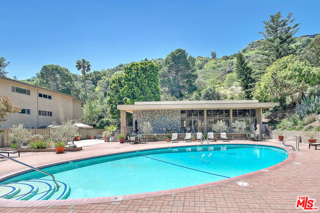 6752 Hillpark Drive, Los Angeles CA: https://media.crmls.org/mediaz/cef90270-eb21-44f7-8d6a-7b2bab008dc5.jpg