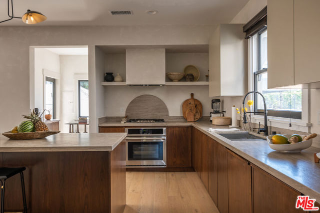 1715 S Kingsley Drive, Los Angeles CA: https://media.crmls.org/mediaz/cefa51f1-f24e-4a96-b1b6-a203783dcea5.jpg