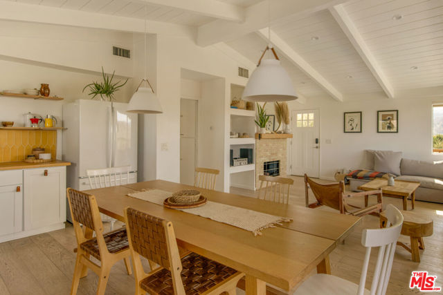 5637 Minna Gombell Lane, Pioneertown CA: https://media.crmls.org/mediaz/cefc56ad-1106-4d13-b80d-93a9507729b0.jpg
