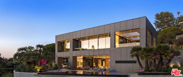 2341 Gloaming Way, Beverly Hills CA: https://media.crmls.org/mediaz/cefd0f30-3a2b-48c8-8a83-83d450730899.jpg