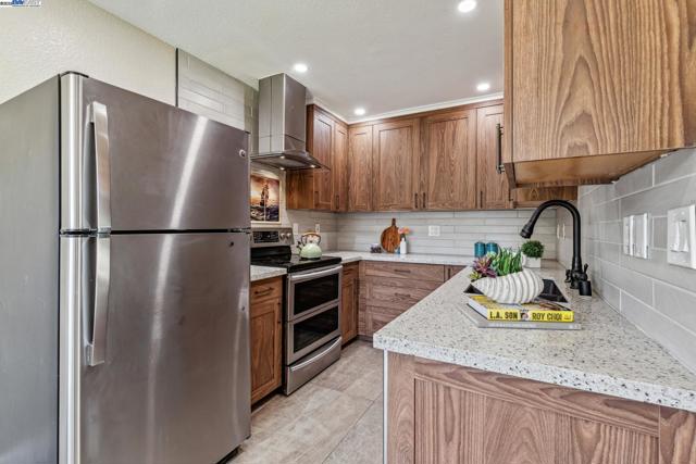 198 Schooner Ct, Richmond CA: https://media.crmls.org/mediaz/cefd9418-ed71-45c8-9234-99e46bd22b11.jpg