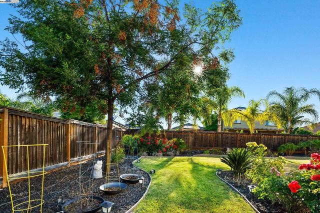 2255 Sugarloaf Ct, Brentwood CA: https://media.crmls.org/mediaz/cefdd894-aec8-46d4-90c3-6a893c97c279.jpg