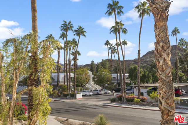 5300 E Waverly Drive, Palm Springs CA: https://media.crmls.org/mediaz/cefdf0c4-0dde-4512-9411-58c15d0674a4.jpg