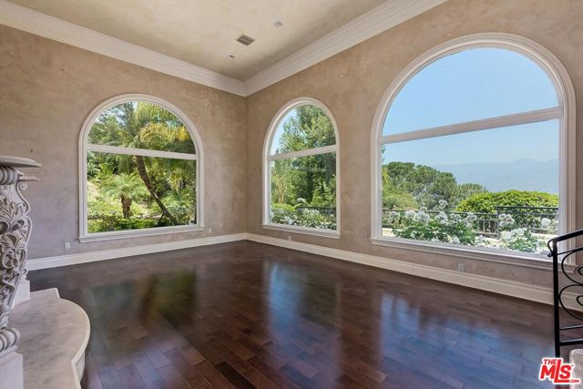 732 Saint Katherine Drive, La Canada Flintridge CA: https://media.crmls.org/mediaz/cefe1b69-75ba-48bf-859d-dc5fbfd4fc7a.jpg