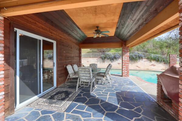 40835 Big Oak Flat Road, Oakhurst CA: https://media.crmls.org/mediaz/cefe5152-abb3-4a21-8c2d-58ee84eb78d2.jpg