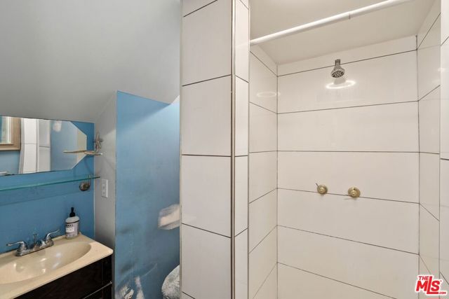 4812 Arlington Avenue, Los Angeles CA: https://media.crmls.org/mediaz/cefedc6f-b6ff-46ef-8684-bdc86f0968ef.jpg