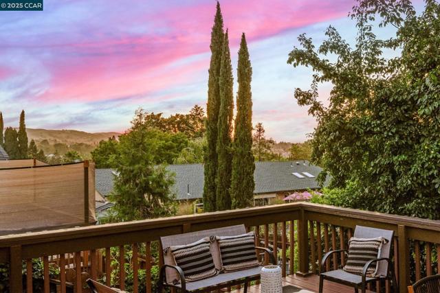 277 Holiday Hills Dr, Martinez CA: https://media.crmls.org/mediaz/ceffed85-85d4-4a01-8b16-2c5f13cc837c.jpg
