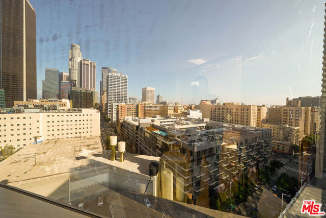 801 S Grand Avenue, Los Angeles CA: https://media.crmls.org/mediaz/cefffac9-374b-4777-8926-16fc98777b28.jpg