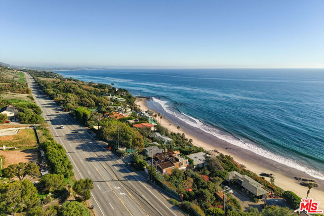33398 Pacific Coast Highway, Malibu CA: https://media.crmls.org/mediaz/cf003108-b12e-46d3-91cb-2eb113ba9736.jpg