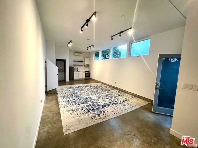 2515 Lincoln Boulevard, Venice CA: https://media.crmls.org/mediaz/cf006cbc-bb3b-4c75-b24f-d2a553ab8227.jpg