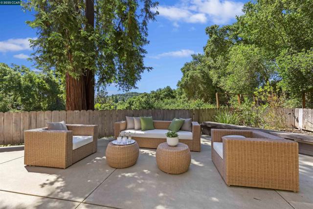 1087 Rahara Dr, Lafayette CA: https://media.crmls.org/mediaz/cf0175fb-fa3f-43a7-9e5b-6a108a39487b.jpg