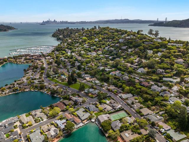 329 San Rafael Avenue, Belvedere CA: https://media.crmls.org/mediaz/cf02cda1-2abf-4e79-a0ef-8e2a1580e49d.jpg