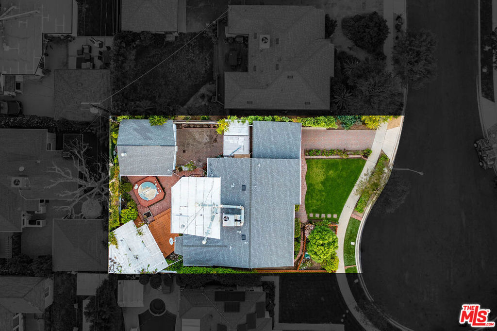 https://media.crmls.org/mediaz/cf02e9b8-3457-4b71-88d4-d8ae1b8fe09a.jpg?preset=X-Large