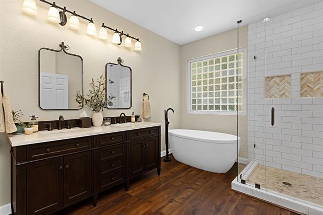 1104 Parkview Dr, Oceanside CA: https://media.crmls.org/mediaz/cf033ec1-8c84-4ebb-8620-7e08e3ab3165.jpg
