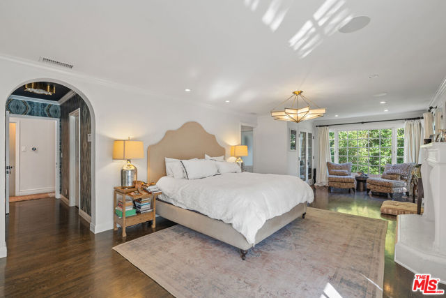 2558 Glendower Avenue, Los Angeles CA: https://media.crmls.org/mediaz/cf03a25b-328d-4c22-9d2d-59007cc175b5.jpg