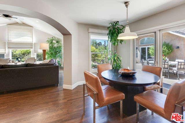 1009 Jeannette Avenue, Thousand Oaks CA: https://media.crmls.org/mediaz/cf03d342-3509-43f2-9126-315ff97d7fb7.jpg
