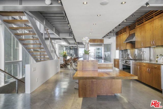 2911 Ocean Front Walk, Venice CA: https://media.crmls.org/mediaz/cf041e31-7f24-4366-aeb1-52d6df87f6c2.jpg