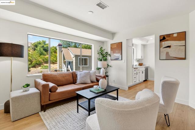 221 Village Pl, Martinez CA: https://media.crmls.org/mediaz/cf043315-3ef2-41d5-a563-3876e35cb3f5.jpg