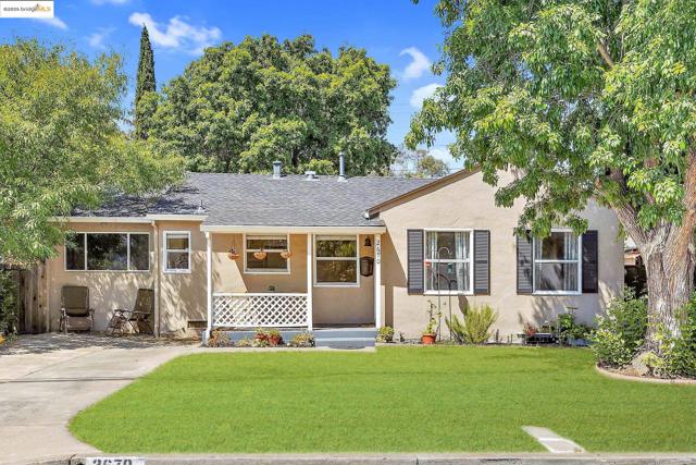 2670 Crescent Dr, Concord CA: https://media.crmls.org/mediaz/cf04ef03-0a7d-491a-a1e3-ca3f85304322.jpg