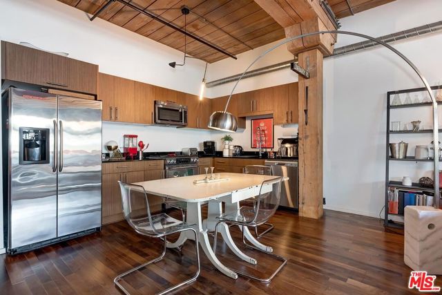 530 S Hewitt Street, Los Angeles CA: https://media.crmls.org/mediaz/cf05172b-ec2f-483c-9477-c8f3ba0fe703.jpg