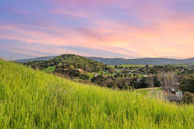 10260 Lucky Court, Gilroy CA: https://media.crmls.org/mediaz/cf053a0c-57cb-40e8-91c3-93af8a2f36ed.jpg