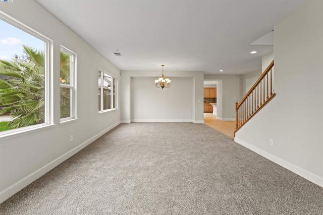 204 Daylily Ln, Patterson CA: https://media.crmls.org/mediaz/cf05b6cf-61b7-4507-82e7-8a9faf4f8a4d.jpg