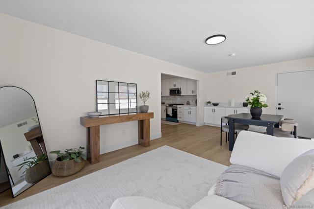 1267 Sonoma Ct, Chula Vista CA: https://media.crmls.org/mediaz/cf071009-cdaa-442f-bc94-8a24d91ffc89.jpg
