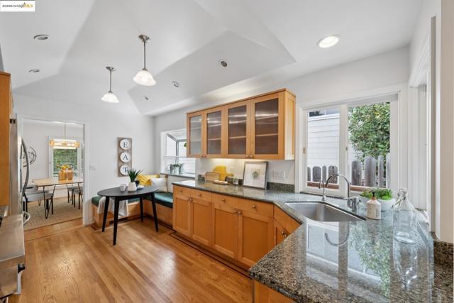 6141 Broadway Ter, Oakland CA: https://media.crmls.org/mediaz/cf079346-9fec-480a-8e54-7b47b95818bb.jpg