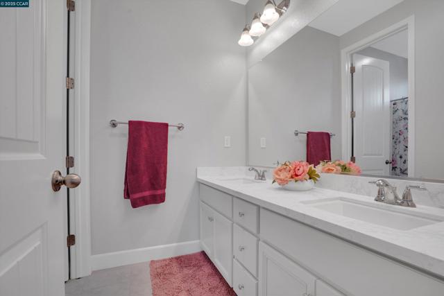 38 Pato Ct, Oakley CA: https://media.crmls.org/mediaz/cf07cba3-6f86-4319-8dd5-c85563f971ed.jpg
