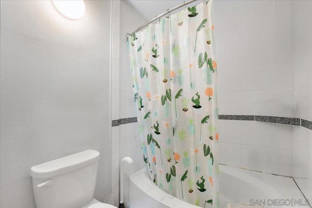 2340 Caringa Way E, Carlsbad CA: https://media.crmls.org/mediaz/cf08f0e8-a7f0-4da3-9da5-da24051053e3.jpg