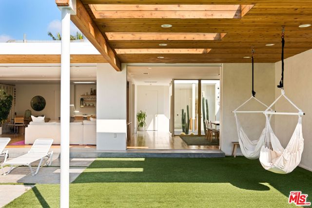 6641 Bedford Avenue, Los Angeles CA: https://media.crmls.org/mediaz/cf098ca9-4562-4c09-a79e-9025c05f5b2a.jpg