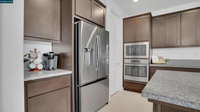 719 Jennifer St, Brentwood CA: https://media.crmls.org/mediaz/cf09f78e-9e2e-430e-b836-1bf478e52f9e.jpg